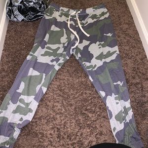Camo cropped sweat pants